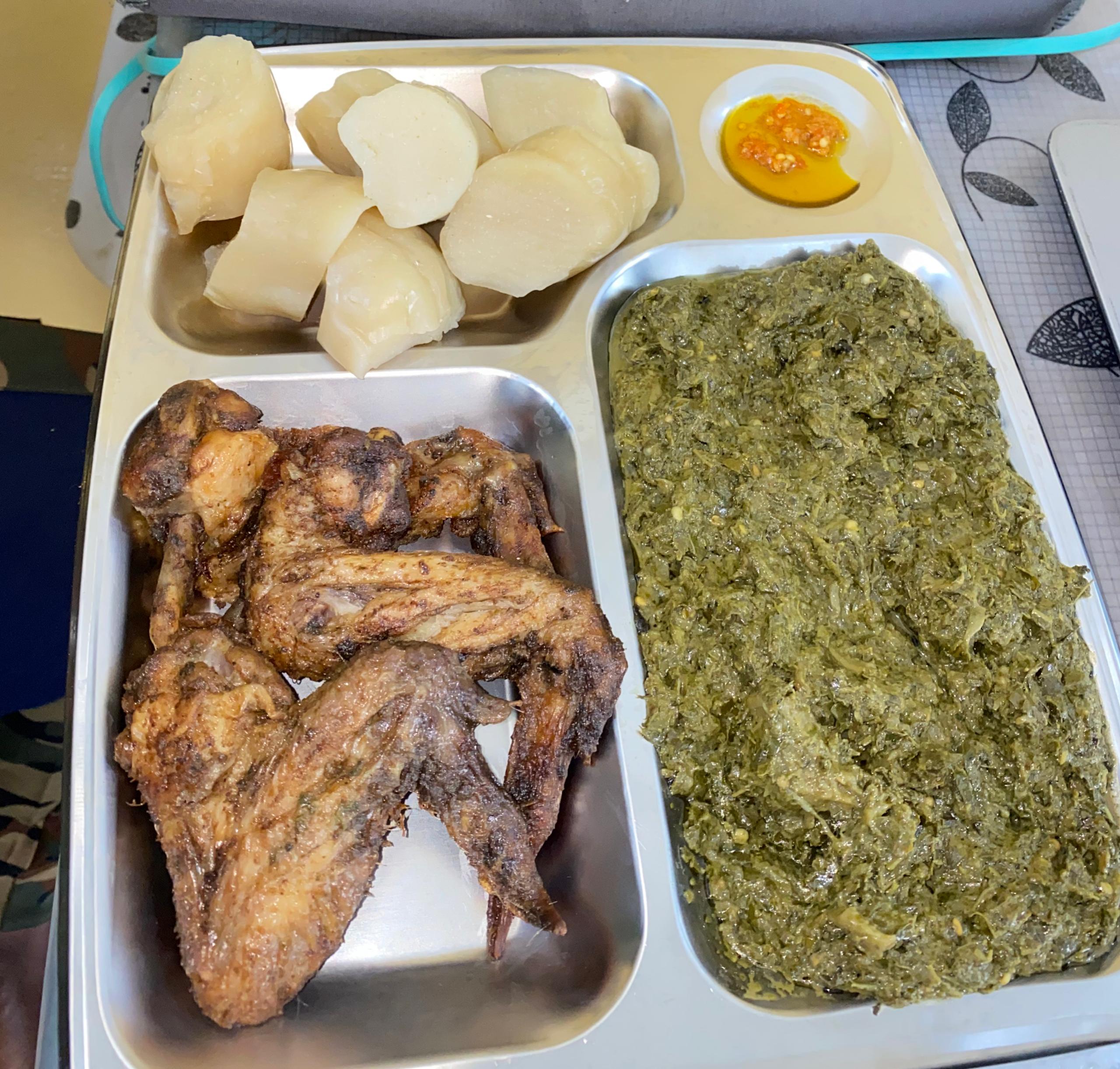 Ails de poulet frits au Saka-saka avec Manioc