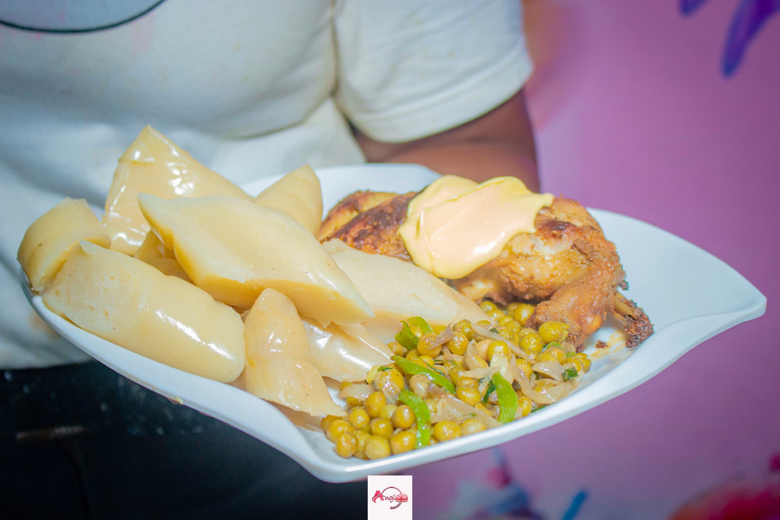 Poulet frit aux petits poids avec Manioc